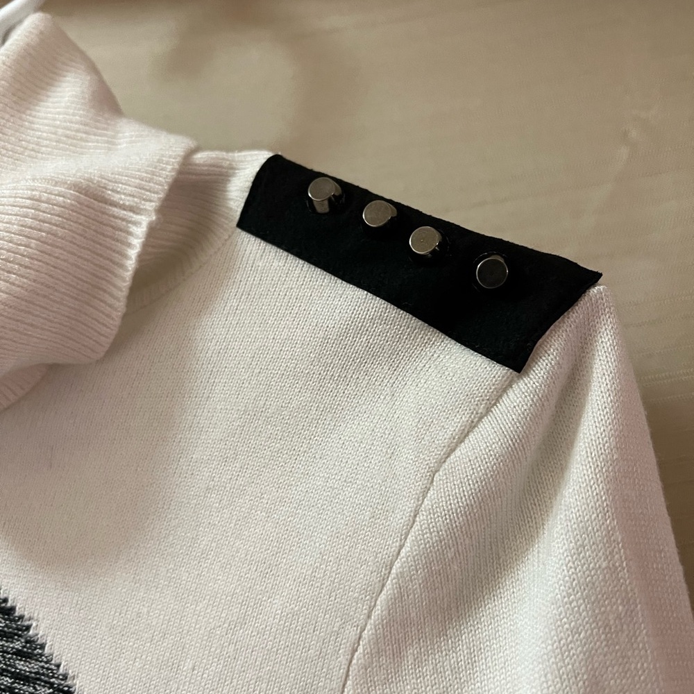 Rufen BOGO Monochrome Women's Turtleneck Sweater Studded Detail Size Small ⚫️ - Picture 4 of 9